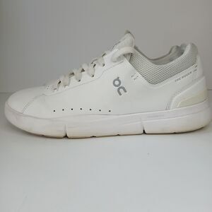 On The Roger Advantage All White Women’s 9.5 Sneakers Tennis Shoes